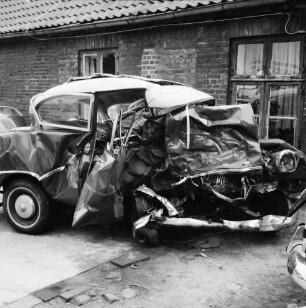 B 404: nach Verkehrsunfall bei Klinken: [Zusammenstoß von zwei Pkws]: schrottreifer Unfall-Pkw auf Abstellplatz: vor Backsteinhaus: weitere Autos [angeschnitten]