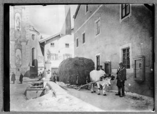 In Mittenwald, Straße hinter der barocken Pfarrkirche