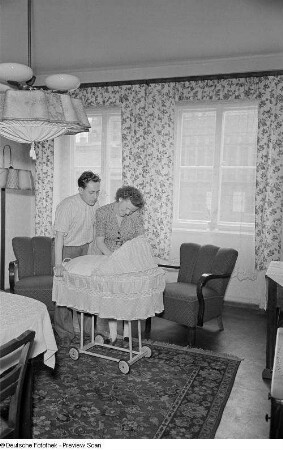 Mann und Frau mit Kinderwagen