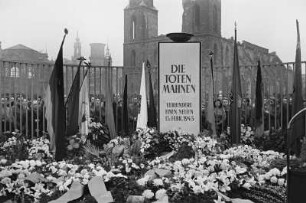 Kranzniederlegung für die Opfer des anglo-amerikanischen Luftangriffes auf Dresden am 13.-14. Februar 1945