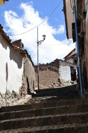 Cusco - Gasse mit steiler Treppe : Viele der engen Gassen führen über Treppen steil bergan. Aufgenommen in Cusco am 1. September 2011