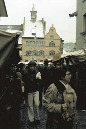 Staufen: Weihnachtsmarkt; Hintergrund Rathaus