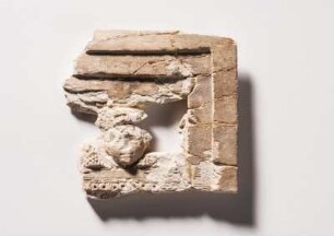 Elfenbeinrelief: "Frau am Fenster"