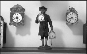 Freiburg: Augustinermuseum, alte Schwarzwalduhren und Uhrmacher Figur