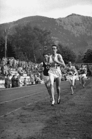 Freiburg: Gordon Pirie (1) und Peter Pirie (88) im 3000-m-Lauf