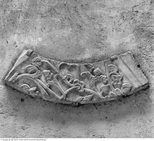 Fragment eines Türrahmens mit Rankenmotiv