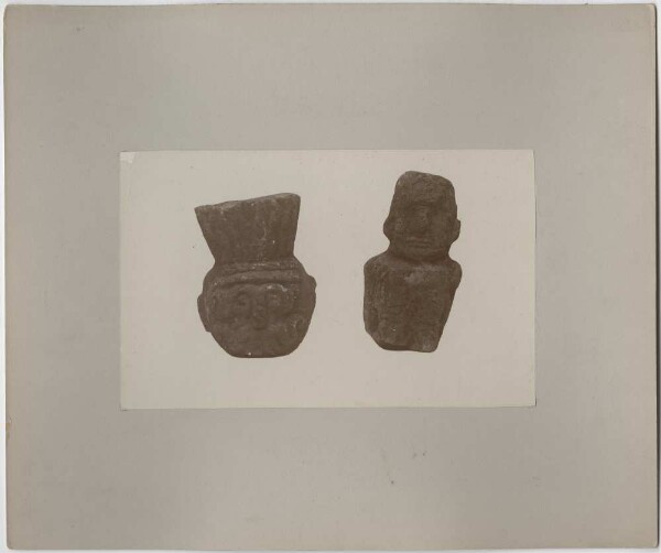 à droite : figure en pierre. à gauche : Sphère en tézontle, avec le visage et la couronne de plumes de héron (aztatzontli) du dieu de la pluie Tlaloc.