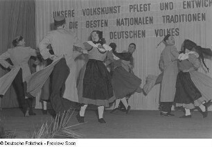Paare der Tanzgruppe des Handelsorganisation-Warenhauses I Leipzig tanzen den "Mecklenburger", Sieger in der Kategorie "Volkstanzgruppen" beim Bezirksausscheid der Volkskunstgruppen 1954