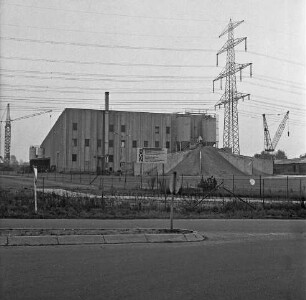 Hartsteinwerk "Glückauf": Willinghusener Landstraße: Werksgelände nach Stilllegung: hinten links Werksgebäude: rechts davor Kieshaufen: darüber Überlandleitung, rechts Strommast: hinten rechts Kräne: vorn Straße
