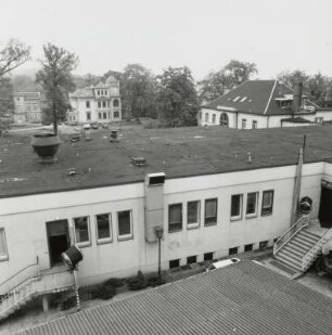 Blick aus dem 4. Obergeschoß der Untersuchungshaftanstalt über Freigang-Anbau gegen Villen und Nebengebäude.