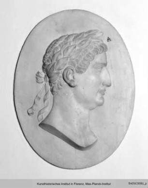 Porträtbüste nach rechts - Porträtbüste eines antiken Kaisers nach rechts