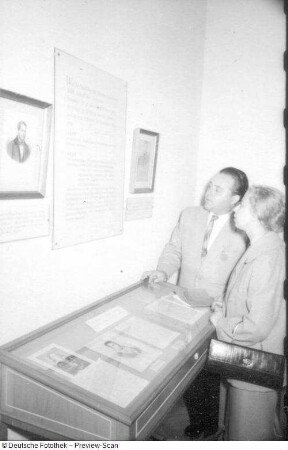 Zwickau. Schumann-Fest 1956. Konzertveranstaltungen. Besucher im Robert-Schumann-Haus Zwickau, Hauptmarkt 5, Ecke Münzstraße