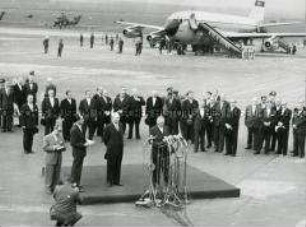Bundeskanzler Adenauer empfängt US-Präsident Eisenhower auf dem Flughafen Köln-Wahn