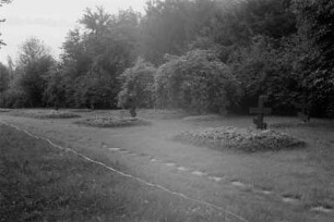Friedhof : Grabkreuze auf einem Friedhof.
