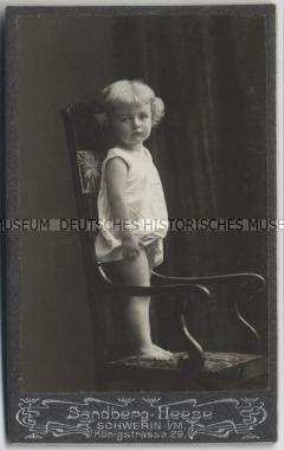 Atelierfoto eines kleinen Jungen