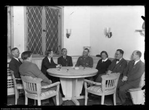 Festliche Kaffeetafel mit Gästen (?)