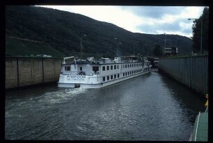 Passagierschiff in Schleuse/Mosel