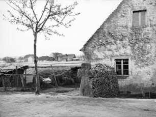 Steinkreuz : Baruth (Malschwitz-Baruth). Steinkreuz mit eingeritztem Schwert vor einem Wohnhaus am Ortsausgang nach Dubrauke