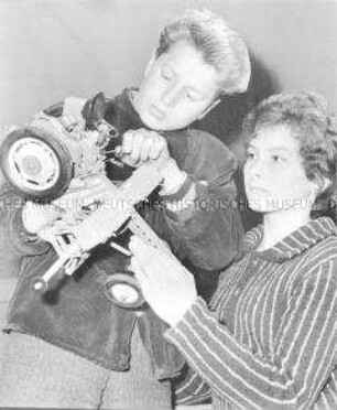Zwei Schüler der Landschule Buchholz (Kr. Schwerin-Land) mit Modell des Traktors und Geräteträgers RS 09