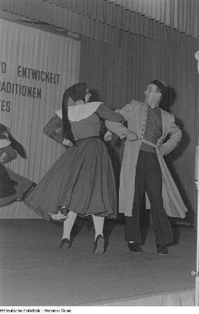 Paare der Tanzgruppe des Handelsorganisation-Warenhauses I Leipzig tanzen den "Mecklenburger", Sieger in der Kategorie "Volkstanzgruppen" beim Bezirksausscheid der Volkskunstgruppen 1954