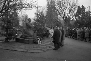 Kranzniederlegung am Ehrenmal für die Opfer der Luftangriffe im Zweiten Weltkrieg auf dem Hauptfriedhof durch die Stadtverwaltung am Heiligen Abend.
