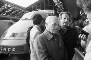 Paris: Gare de Lyon, DB-Präsident Bubel vor dem TGV-Zug