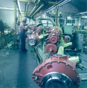 Harsewinkel, Münsterstraße 33. Firma Claas. Werkshalle. Mitarbeiter bei der Arbeit