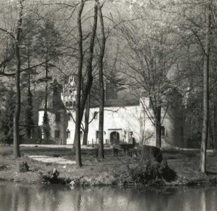 Sallgast. Ehem. Wasserschloß (M. 16. Jh., 1911 Restaurierung und Umbau ; B. Ebhardt. Ansicht von Ost über den Wassergraben (Park 1911; B. Ebhardt)