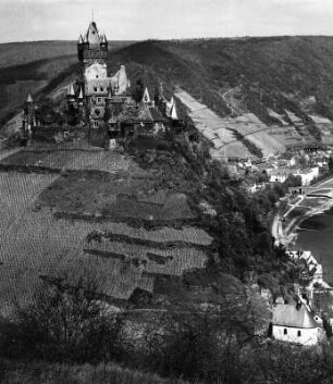 Cochem (Mosel). Reichsburg Cochem (um 1020). Ansicht mit Ort und Mosel