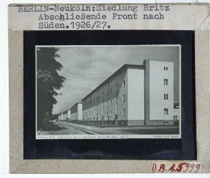 Berlin, Hufeisensiedlung Britz (Fritz-Reuter-Str.) : Südseite der Siedlung, Parchimer Alle, Blick nach W