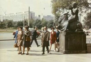 Dresden. Bacchusskulptur von Georg Wrba vor dem Neuen Rathaus, im Hintergrund Bebauung der Prager Straße