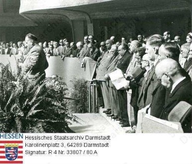 Stock, Christian (1884-1967) / Porträt auf der SPD-Konferenz mit Vertretern Frankreichs / Gruppenaufnahme, hinter Rednerpult stehend, Ganzfiguren