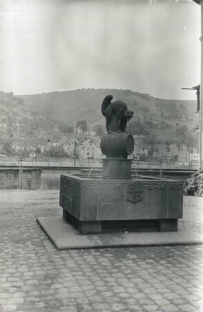 Brunnendenkmal : Zell (Mosel). Brunnendenkmal "Schwarze Katze" (Stein, 1936)