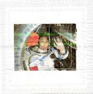 Bedrucktes Taschentuch: Aus dem Fernsehen abfotografierter Astronaut (Altersgruppe 18-21)