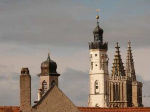 Rothenburger Türme: Rathaus (weiß, Mitte), Stadtkirche St. Jakob (rechts)