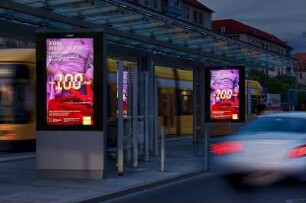 Citylight-Werbung zur Ausstellung "#BUNT. Erwin Fieger. Wolfgang G. Schröter. Reinhart Wolf" anlässlich von "100 Jahre Deutsche Fotothek" an der Straßenbahnhaltestelle Altmarkt, Dresden