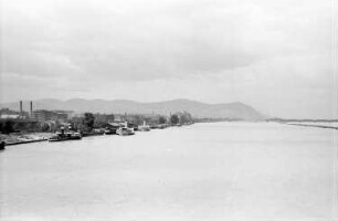 Wien: Blick von der Reichsbrücke auf den Kahlenberg, ohne Vordergrund