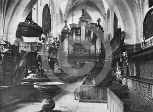 Schiff der evangelischen Kirche Praust mit Orgelempore