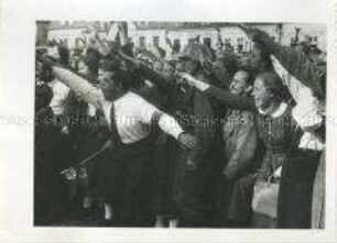 Jubelnde Bevölkerung nach der Besetzung des Sudetenlandes