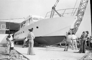 Bau einer 15-Tonnen-Yacht in der Schiffswerft des Malermeisters Peter Weyer im Karlsruher Rheinhafen im Auftrag der panamanesischen Gesellschaft Maysol