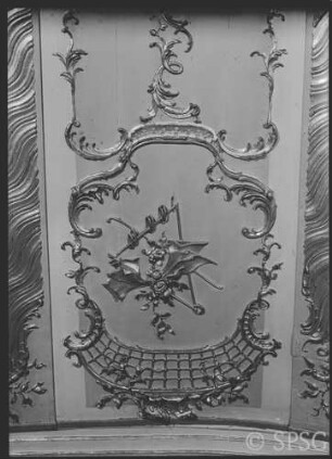 Potsdam, Stadtschloss, Konzertzimmer Friedrich II., Nordwand. Ornamentdetail Triangel links neben Kamin.