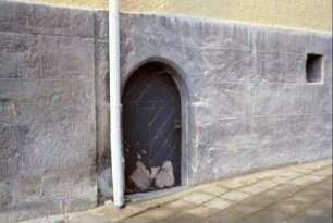 Hausmauer mit rundbogiger Pforte