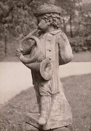 Schule Balthasar Permoser: Putto mit Waldhorn. Sandstein; H. ca. 80 cm. Nach 1720. Oberlichtenau, Schloßpark