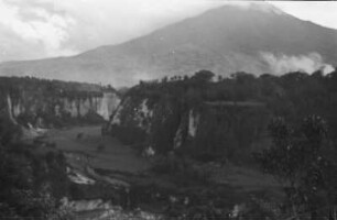Karbouwetgat-Schlucht bei Fort de Kock : Landschaft mit einer Schlucht und einem Berg im Hintergrund