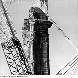 Dresden-Altstadt. Ruine der Frauenkirche während ihrer archäologischen Enttrümmerung. Verschiedene Krane und Teil des nordwestlichen Treppenturms