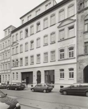 Wohnhaus mit Läden