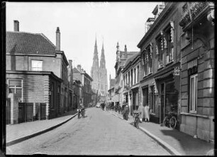 Niederlande, Eindhoven. Straßenbild mit Blick zur Kirche St. Catherine
