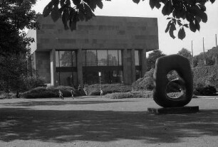 Bielefeld: Kunsthalle mit Henry-Moore-Plastik