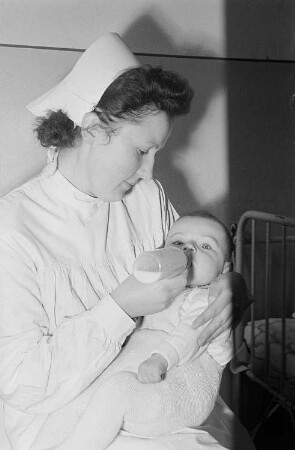 Reportage aus dem jüdischen Krankenhaus : Krankenschwester, einem Kleinkind die Flasche gebend
