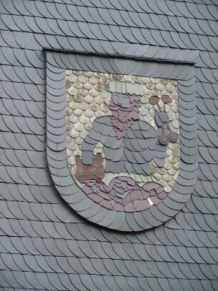 Grossbreitenbach - Rathaus : Das schiefergedeckte Rathaus mit einem historischen Bild an der Stirnseite, aufgenommen in Grossbreitenbach am 29, April 2012
